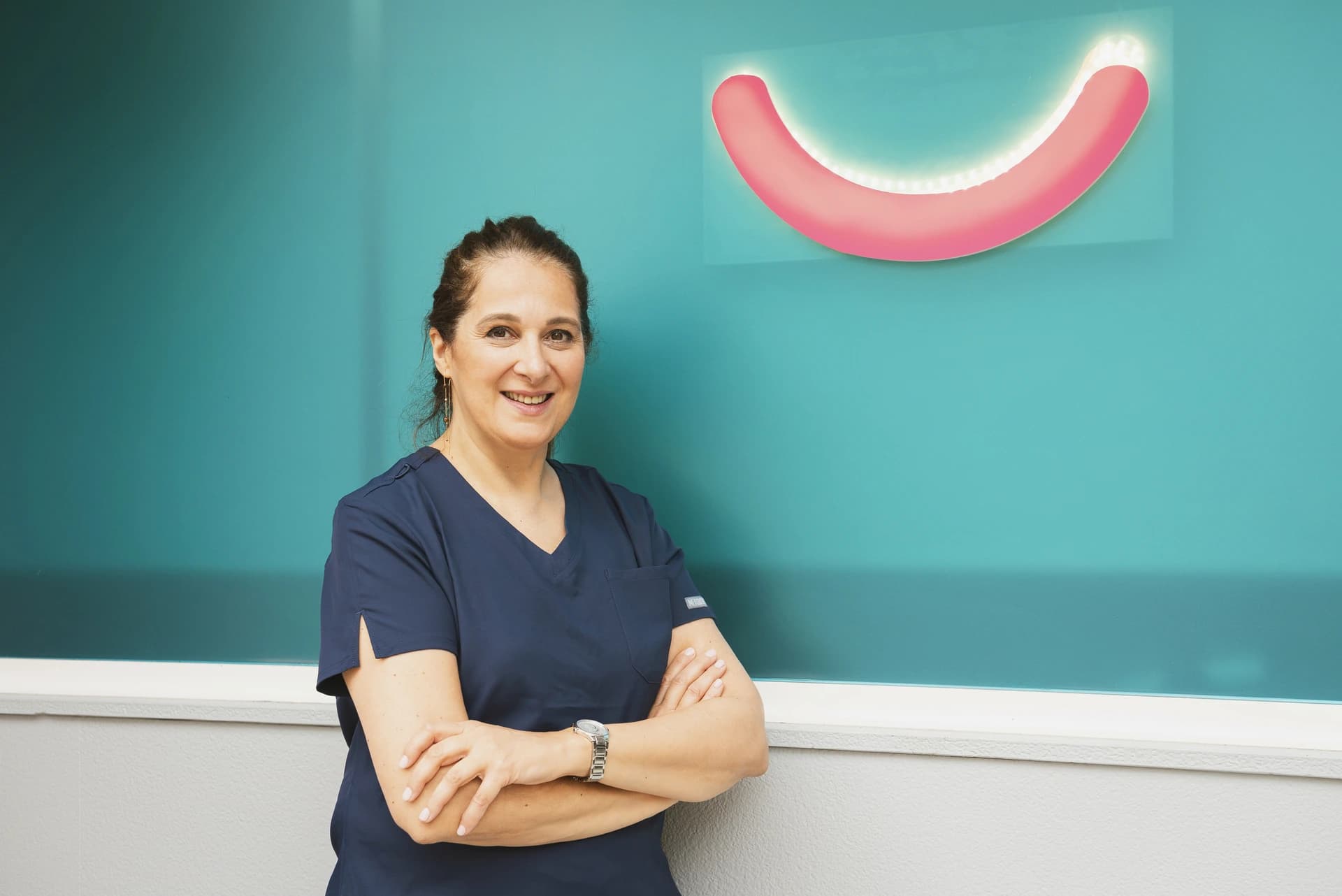 La Dra. Fernanda Franchi junto al logo de la Clínica Dental Franchi, en Sarrià de Ter