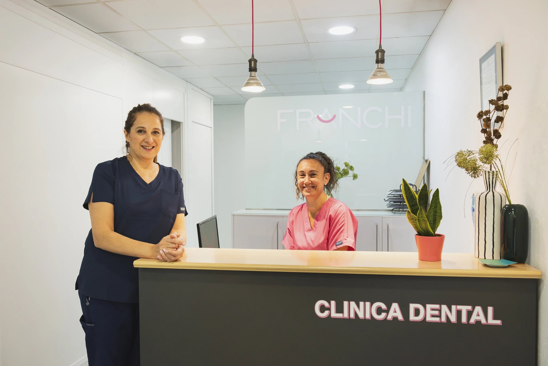 La Dra. Franchi y su compañera en la recepción