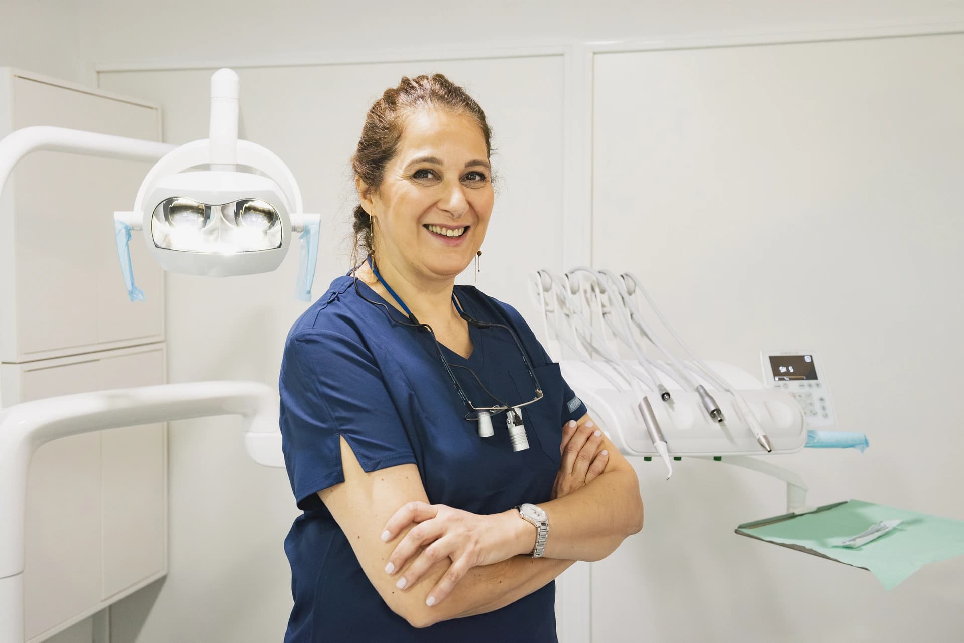 La Dra. Fernanda Franchi sonriendo en la Clínica Dental Franchi, en Sarrià de Ter
